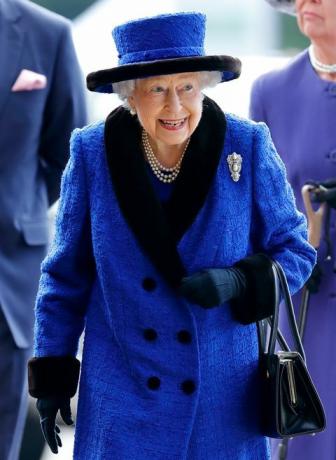 ascot, regno unito 16 ottobre embargo per la pubblicazione sui giornali britannici fino a 24 ore dopo la creazione di data e ora regina elizabeth ii partecipa al qipco british champions day all'ippodromo di ascot il 16 ottobre 2021 ad ascot, in inghilterra, foto di max immagini di mumbyindigogetty