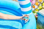 Puoi ottenere una piscina gonfiabile personalizzata dal coniglietto blu per rinfrescarti quest'estate