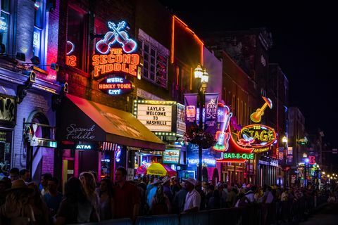 Insegne al neon a Lower Broadway (Nashville) di notte