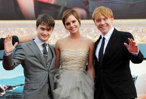 Londra, Inghilterra 07 luglio embargo per la pubblicazione sui giornali tabloid britannici fino a 48 ore dopo la data di creazione e l'ora obbligatorie credito foto di dave m benettgetty immagini richieste l to r attori daniel radcliffe, emma watson e rupert grint partecipano al mondo Premiere di Harry Potter e i Doni della Morte parte 2 in Trafalgar Square il 7 luglio 2011 a Londra, Inghilterra foto di dave m immagini benettgetty