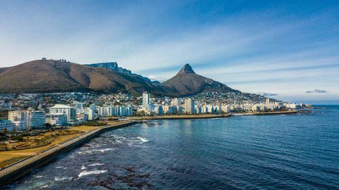 Costa del Capo con Signal Hill, Lion's Head e Table Mountain.