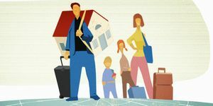 Famiglia che trasporta casa e bagagli