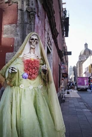 una statua di santa muerte a città del messico