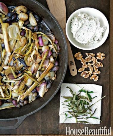 sei cipolle arrosto con formaggio di capra e crema di noci