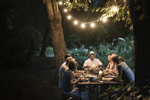 Illuminazione da giardino sopra il tavolo da pranzo all'aperto - amici