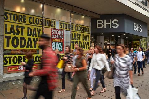 I pedoni passano davanti al flagship store del rivenditore BHS (British Home Stores) in Oxford Street, nel centro di Londra, il 13 agosto 2016 durante l'ultimo giorno di negoziazione prima della chiusura del negozio. La catena britannica di grandi magazzini BHS sta per chiudere con la perdita di fino a 11.000 posti di lavoro, hanno detto gli amministratori a giugno 2016 dopo non aver trovato un acquirente. La catena di 88 anni, che vende abbigliamento, cibo e oggetti per la casa, non è riuscita a tenere il passo rivali tradizionali come Marks & Spencer e giganti online come Amazon, con conseguente perdita di quota di mercato. Il flagship store di Londra in Oxford Street chiuderà alla fine delle negoziazioni il 13 agosto 2016, tutti i negozi dovrebbero chiudere entro il 20 agosto secondo i rapporti