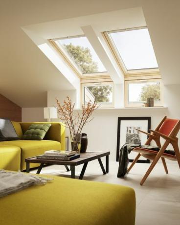 idee di conversione loft, conversione mansarda, soggiorno con finestre velux