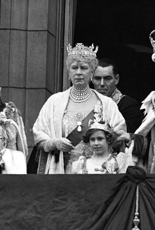 la famiglia reale britannica saluta i suoi sudditi dal balcone di buckingham palace il giorno dell'incoronazione di george vis da sinistra a destra regina elisabetta, principessa elisabetta, regina maria, principessa margaret e re giorgio vi 12 maggio 1937 foto di © hulton deutsch collectioncorbiscorbis via getty immagini