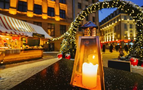 Lanterna davanti all'ingresso al mercatino di Natale