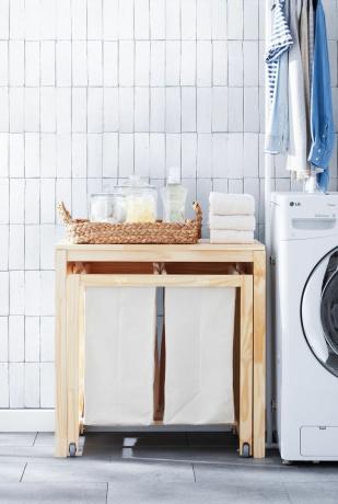 un'immagine di una lavanderia dal soggiorno organizzato da Home Edit
