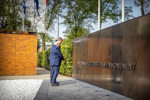 il re willem alexander dei Paesi Bassi apre il monumento nazionale dell'olocausto ad amsterdam