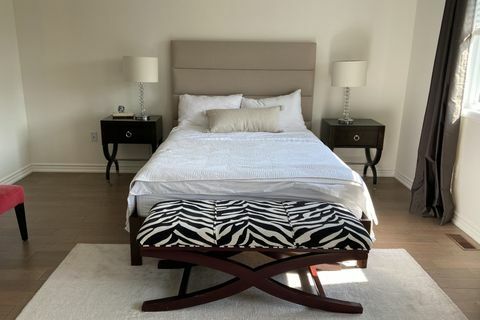 camera da letto prima con panca zebrata e comodini neri