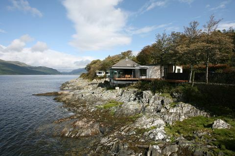 Cape Cove, la casa del film The Nest della BBC, girato a Loch Long, alle porte di Glasgow