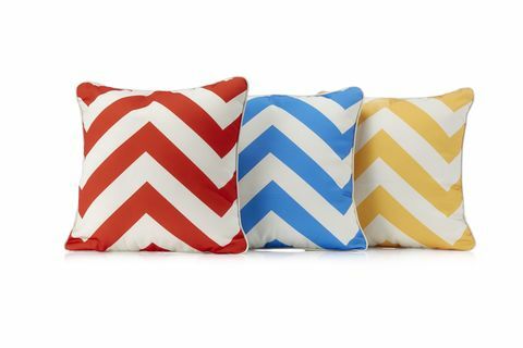 Collezione BundleBerry di Amanda Holden in esclusiva per QVC: Cuscino Chevron BundleBerry disponibile in rosso, giallo, blu e nero £ 27,50 ciascuno