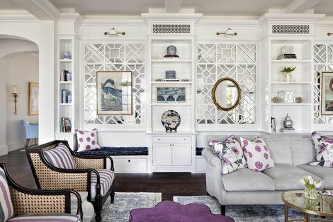 soggiorno, divano grigio, cuscini decorativi viola e bianchi, armadietti bianchi, ottomana viola