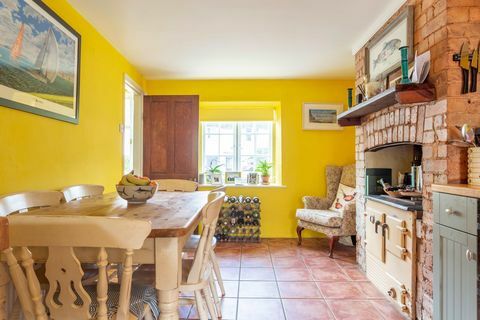 Cucina ispirata al paese degli interni del cottage della lavanda