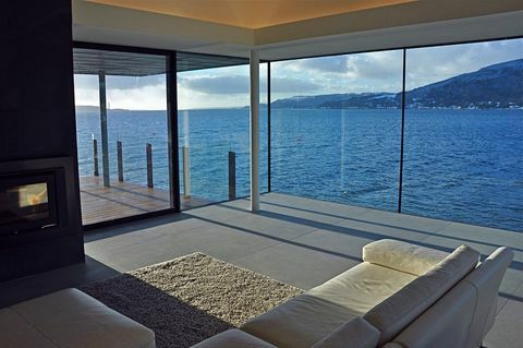 Sala da pranzo a pianta aperta con vista sul mare