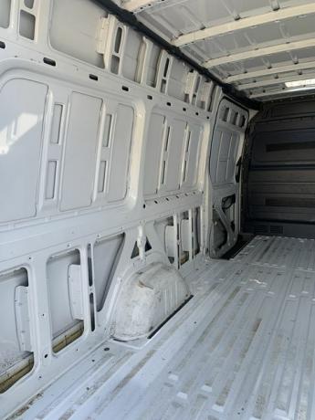 la coppia trasforma il furgone in una splendida casa mobile