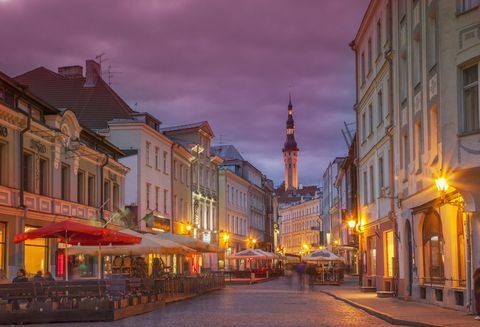 Via illuminata nel paesaggio urbano, Tallin, Estonia