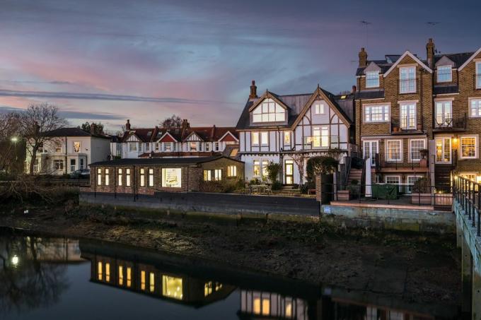 casa indipendente con un'esclusiva facciata diretta sul fiume in vendita a chiswick