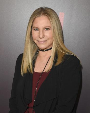 barbra streisand indossa un top rosso, blazer nero e collana