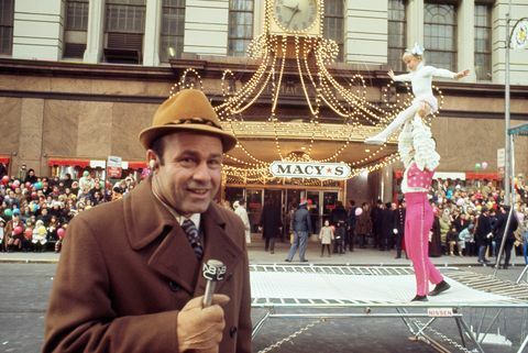 Joe garagiola parla al microfono con acrobati in sottofondo alla parata del giorno del ringraziamento di Macy nel 1970