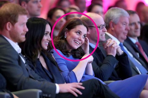 Kate Middleton toccando i capelli