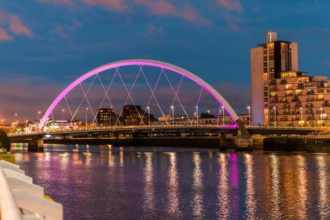 Regno Unito, Scozia, Glasgow, Clyde Arch Bridge illuminato sul fiume Clyde al crepuscolo