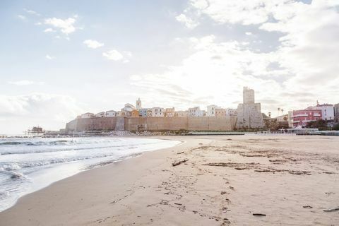 L'Italia, Molise, Termoli, centro storico con Castello Svevo, vista dalla spiaggia