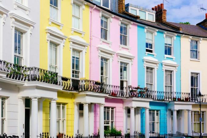 Case vibranti multicolore nel quartiere di Primrose Hill, Londra, Regno Unito