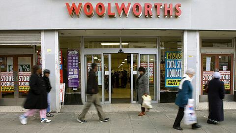 Gli amanti dello shopping passano davanti a un negozio Woolworths