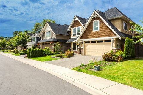 giardino ben curato e ben curato di fronte a una casa di lusso in una soleggiata giornata estiva strada di case nei sobborghi del canada, per la casa bbm 6 annuncio di copertina posteriore