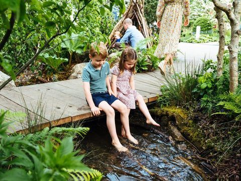 George, Louis, Charlotte ha aiutato Kate Middelton Design Chelsea Flower Show Garden