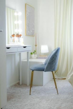 Spogliatoio con specchio in stile hollywoodiano con luci e sedia da pranzo in velluto Heather di Cult Furniture