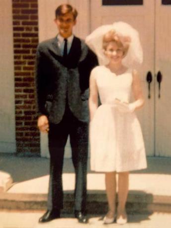 Dean e Dolly Parton nel giorno del loro matrimonio, il 30 maggio 1966.