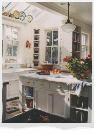 cucina bianca con ripiani in marmo bianco