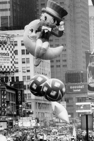 Betty Boop, una nuova arrivata nel quartiere, fa il suo debutto in Times Square alla parata del Ringraziamento di Macys del 1985