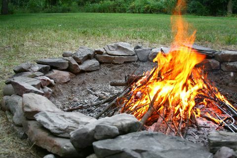 Falò estivo nel pozzo del fuoco di pietra