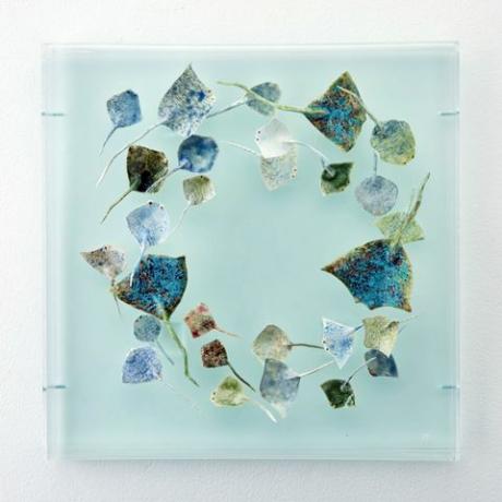 Shoal of Angels di Joy Trpkovic. Porcellana in scatola di perspex, 31 x 31 x 7 cm. £ 1.500 presso la Mint Art Gallery presso l'Affordable Art Fair Battersea