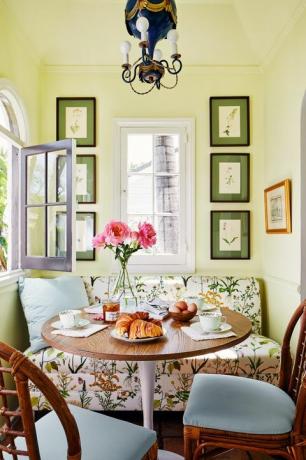 Kevin Isbell, angolo colazione, tavolo, sedie di legno, pareti dipinte di verde