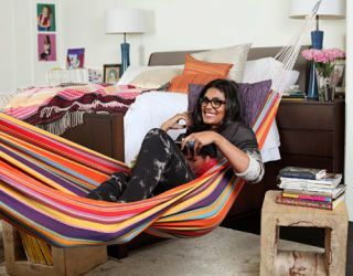 Rachel Roy sul suo letto a strisce nella sua stanza con un'amaca