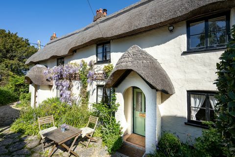 cottage con tetto di paglia in vendita nel dorset