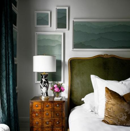 camera da letto con carta da parati verde incorniciata in una serie