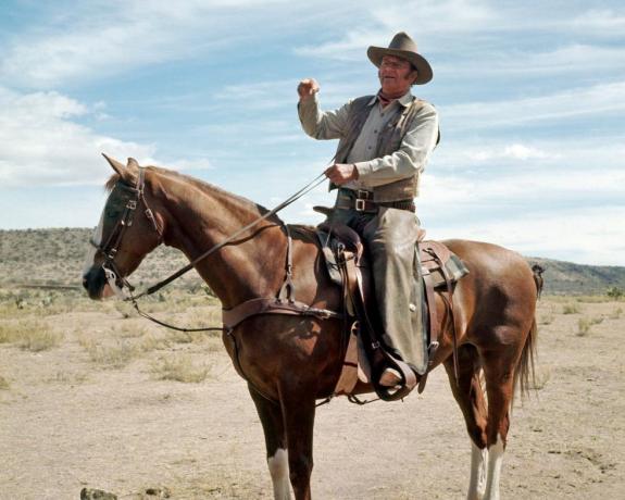 vista dell'attore americano john wayne 1907 1979 a cavallo in una scena del film chisholm diretto da andrew v mclaglen, 1970 foto di silver screen collectiongetty images