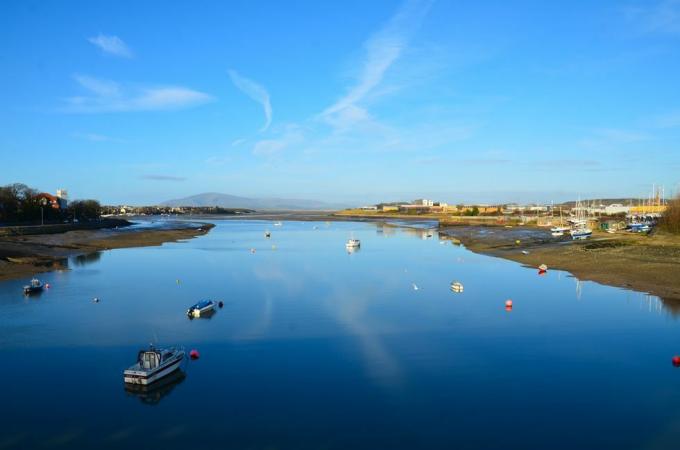 le barche siedono ormeggiate in acque poco profonde in carriola in furness