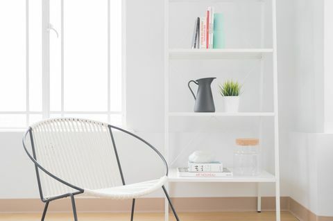 Decorazioni minimaliste - interno bianco e ripiano