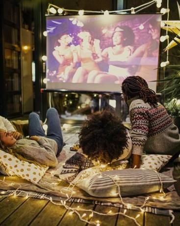 serata al cinema nel cortile sul retro