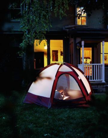 attività all'aperto che dormono in una tenda