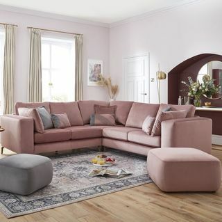 House Bellissimo divano Darcy in velluto rosa DFS