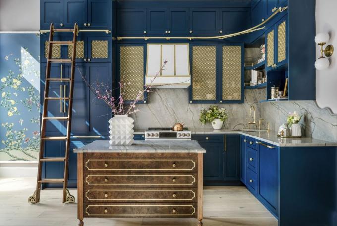 cucina blu con accenti in ottone